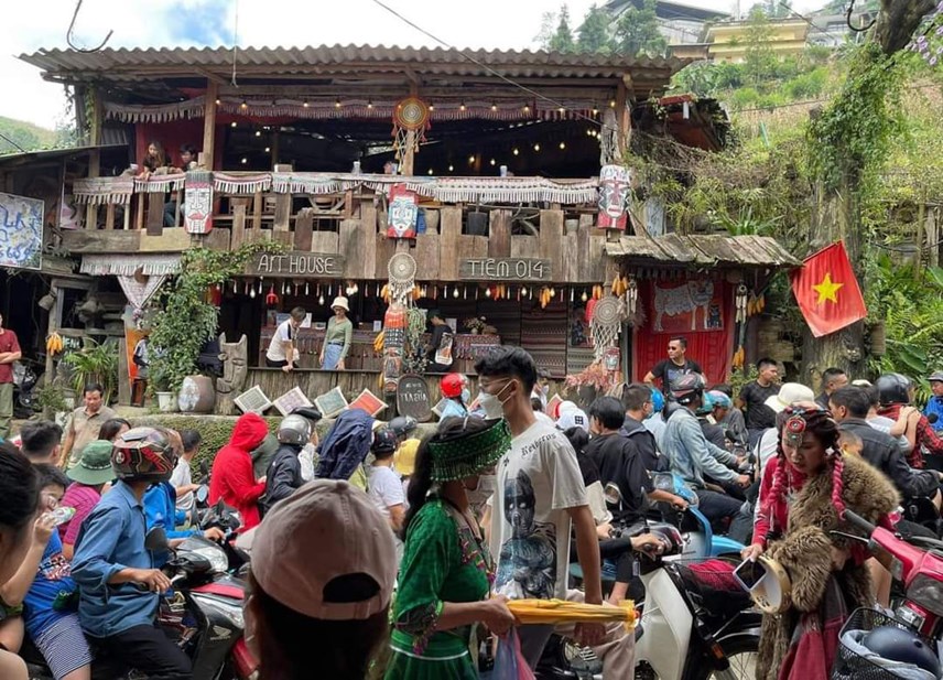 Lào Cai: Vạn người đổ dồn về Sa Pa, du khách than khổ-3