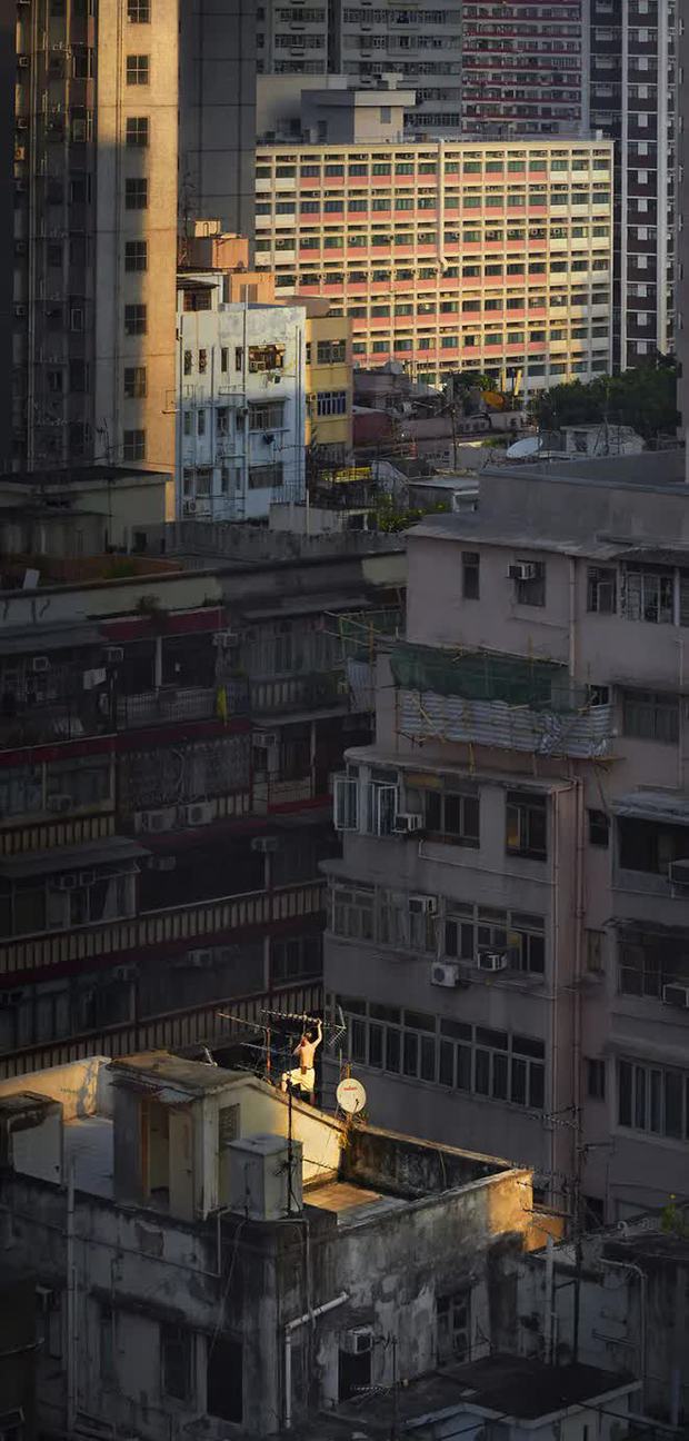 Nhiếp ảnh gia dành 4 năm chụp khung cảnh sân thượng, phản ánh cuộc sống bình dị tại khu dân cư sầm uất bậc nhất châu Á-13