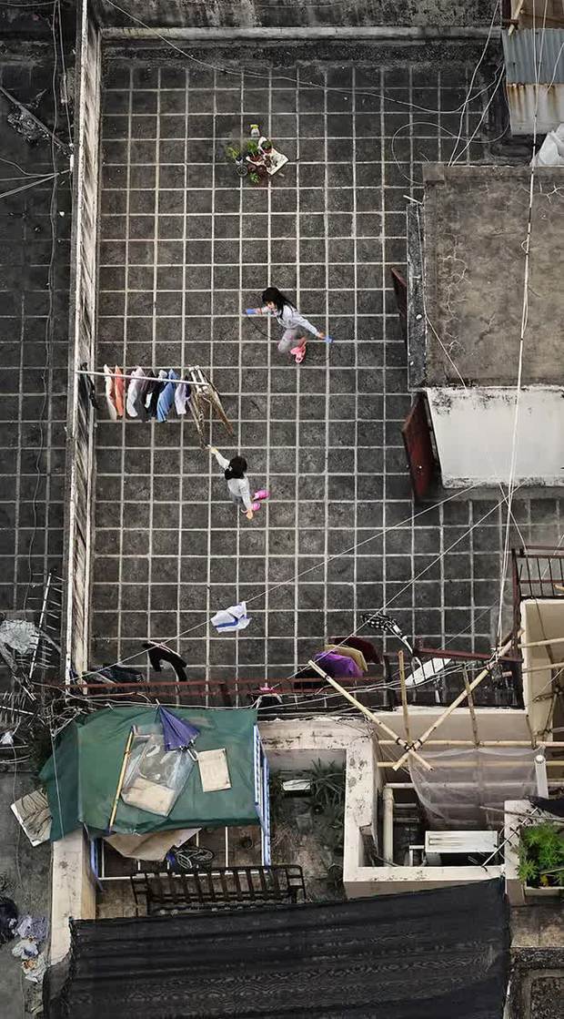 Nhiếp ảnh gia dành 4 năm chụp khung cảnh sân thượng, phản ánh cuộc sống bình dị tại khu dân cư sầm uất bậc nhất châu Á-9