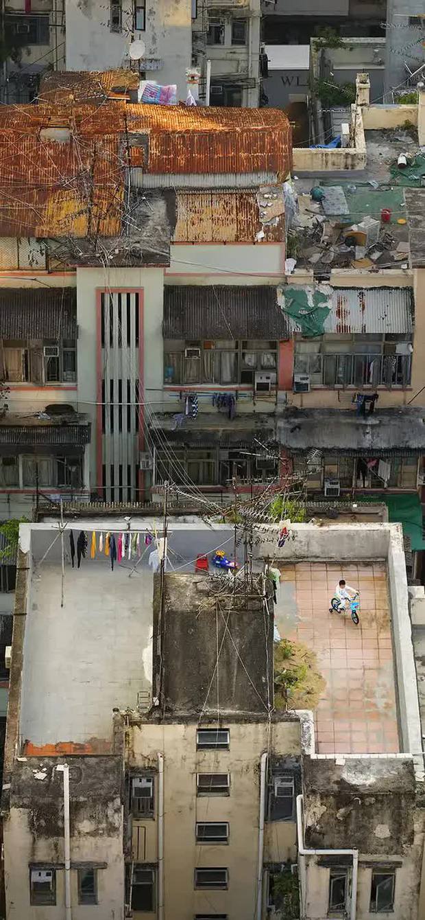 Nhiếp ảnh gia dành 4 năm chụp khung cảnh sân thượng, phản ánh cuộc sống bình dị tại khu dân cư sầm uất bậc nhất châu Á-10