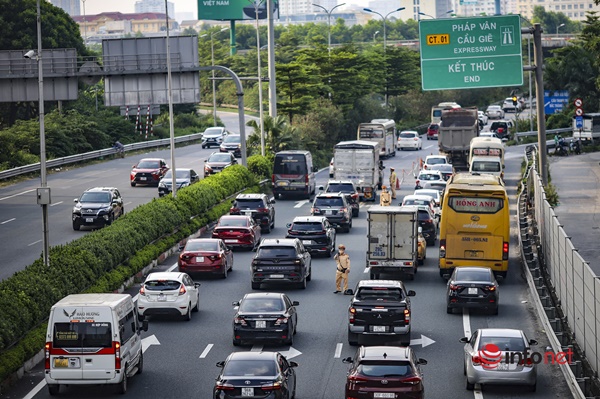 Chưa hết kỳ nghỉ lễ, cửa ngõ Thủ đô đã ùn tắc kéo dài-11