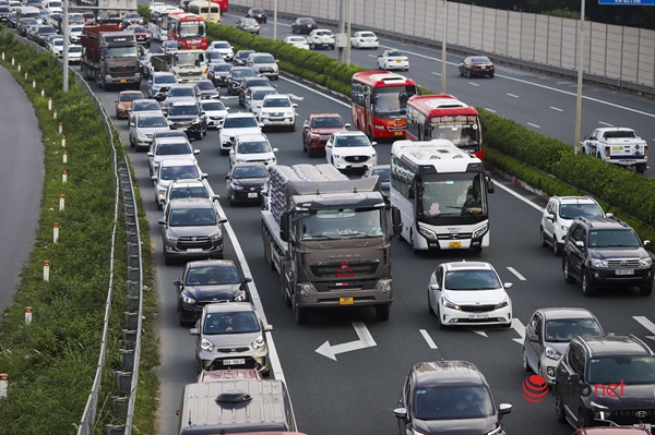 Chưa hết kỳ nghỉ lễ, cửa ngõ Thủ đô đã ùn tắc kéo dài-12