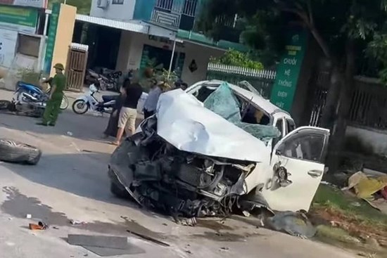 Ô tô tông xe máy ở Nghệ An, hai vợ chồng tử vong