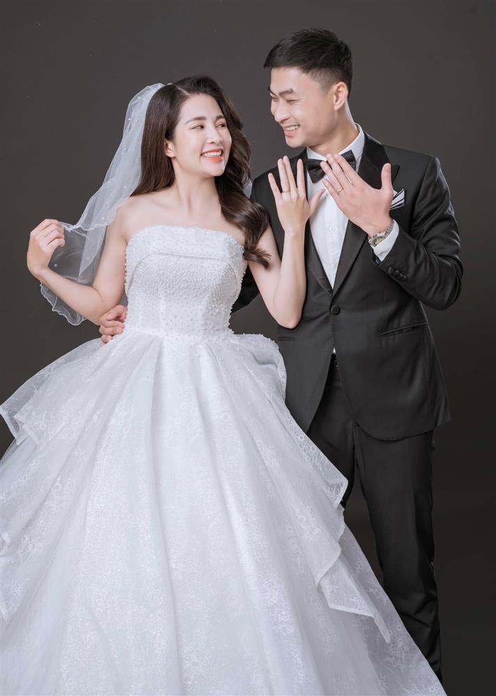 Cuộc hôn nhân ngọt ngào của diễn viên Duy Hưng và bà xã 9X-5