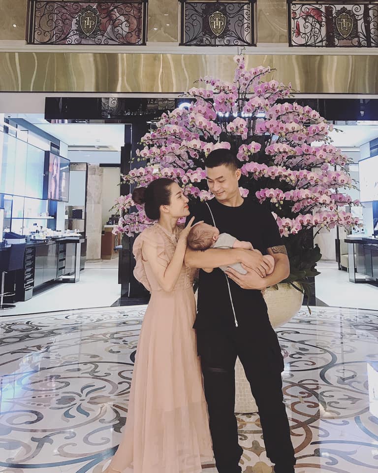 Cuộc hôn nhân ngọt ngào của diễn viên Duy Hưng và bà xã 9X-8