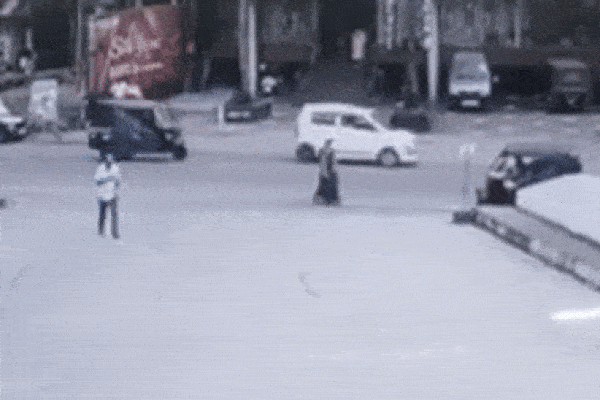 Clip: Kinh hoàng cảnh ô tô lùi trúng cậu bé và cái kết khó tin-1