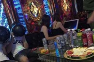 Bốn nam nữ phê bóng cười trong phòng VIP quán karaoke