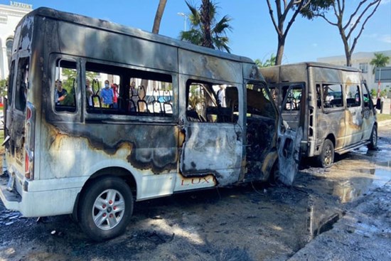 Hai ô tô 16 chỗ bốc cháy dữ dội ở trung tâm Đà Nẵng