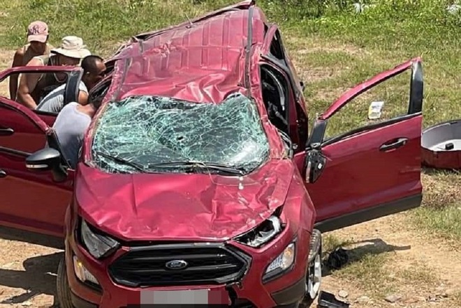 Ô tô mất lái, mẹ cùng con lao thẳng xuống chân cầu-2