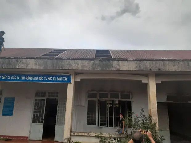 Trường học ở Kon Tum bị sét đánh bốc cháy trước khai giảng-2