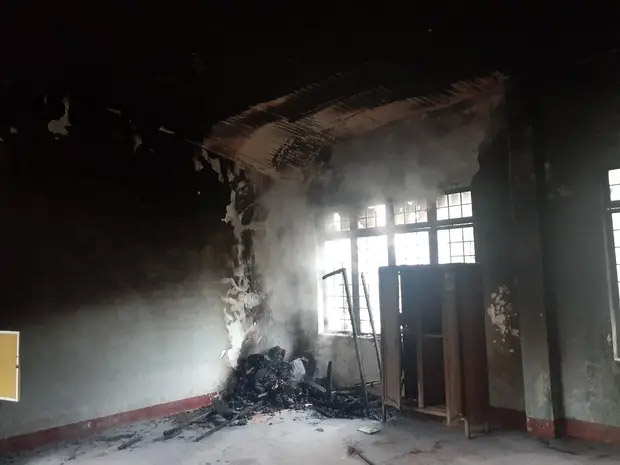 Trường học ở Kon Tum bị sét đánh bốc cháy trước khai giảng-1