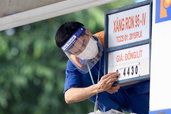Giá xăng giảm, giá dầu tăng vọt: Điều chưa từng xảy ra-2