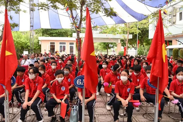 Học sinh mếu máo, ngáp ngắn ngáp dài trong ngày khai giảng năm học mới-29