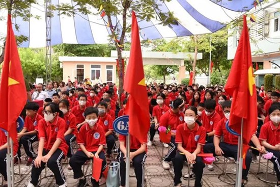 Học sinh Hà Nội rộn ràng đón lễ khai giảng sau 2 năm gián đoạn vì dịch Covid-19