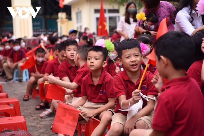 Học sinh Hà Nội rộn ràng đón lễ khai giảng sau 2 năm gián đoạn vì dịch Covid-19-21