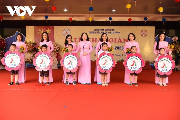 Học sinh Hà Nội rộn ràng đón lễ khai giảng sau 2 năm gián đoạn vì dịch Covid-19-10