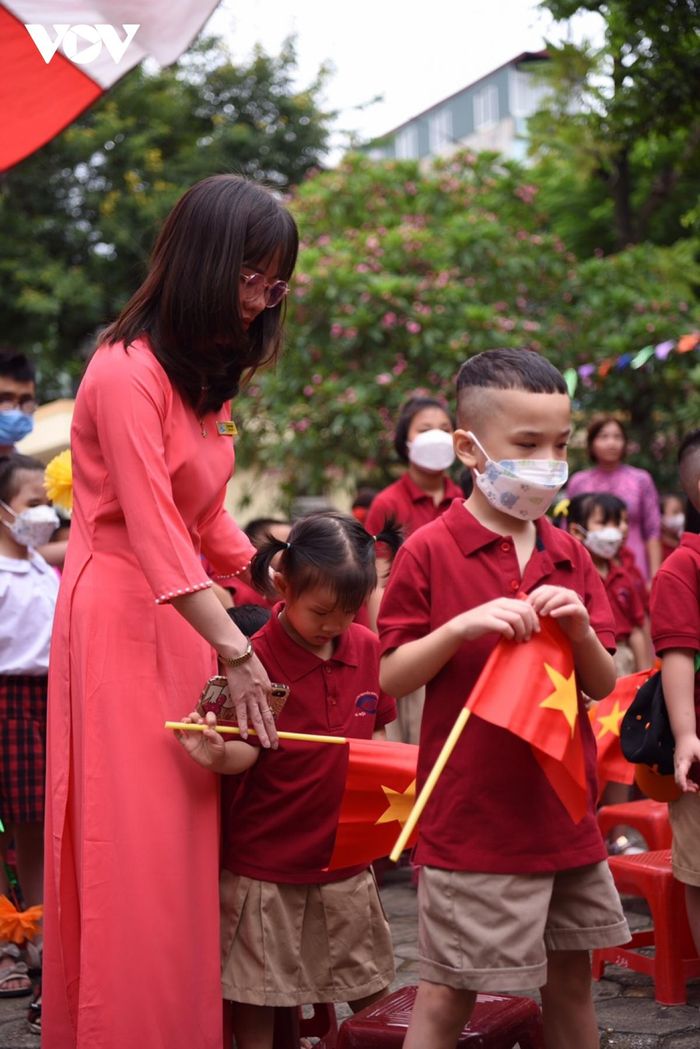 Học sinh Hà Nội rộn ràng đón lễ khai giảng sau 2 năm gián đoạn vì dịch Covid-19-15