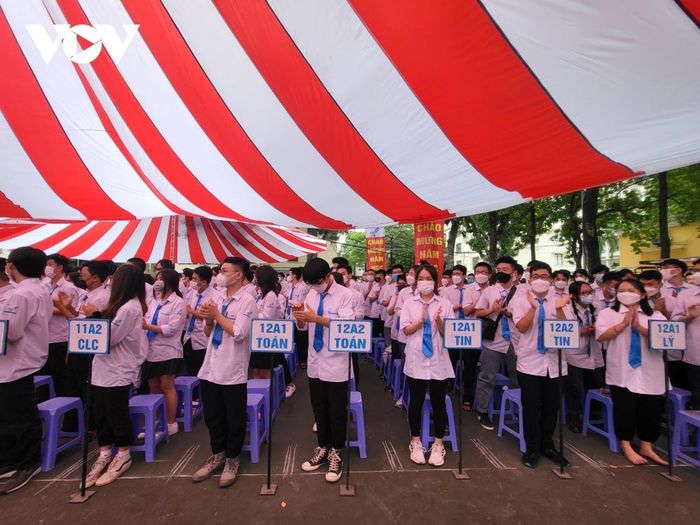 Học sinh Hà Nội rộn ràng đón lễ khai giảng sau 2 năm gián đoạn vì dịch Covid-19-5