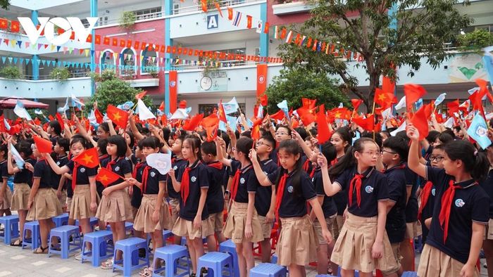 Học sinh Hà Nội rộn ràng đón lễ khai giảng sau 2 năm gián đoạn vì dịch Covid-19-4