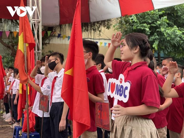 Học sinh Hà Nội rộn ràng đón lễ khai giảng sau 2 năm gián đoạn vì dịch Covid-19-12