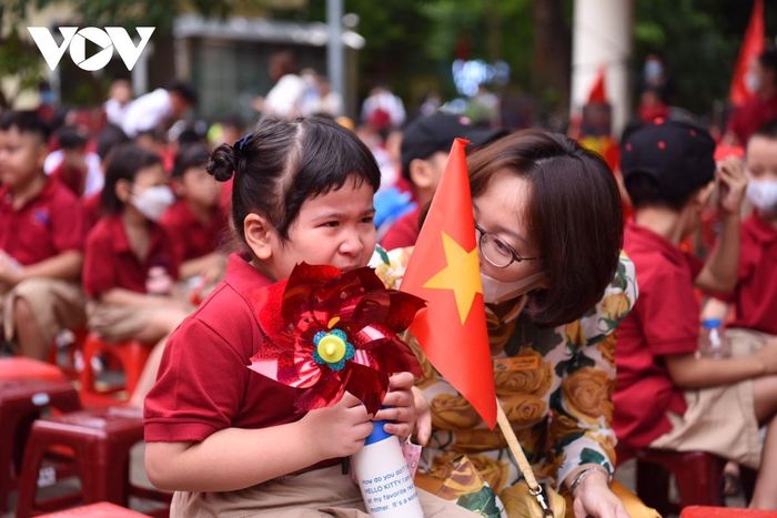 Học sinh Hà Nội rộn ràng đón lễ khai giảng sau 2 năm gián đoạn vì dịch Covid-19-13