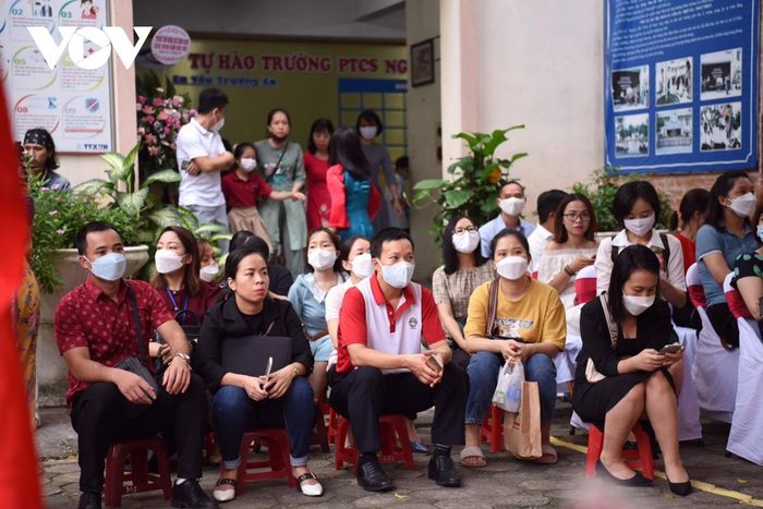 Học sinh Hà Nội rộn ràng đón lễ khai giảng sau 2 năm gián đoạn vì dịch Covid-19-17