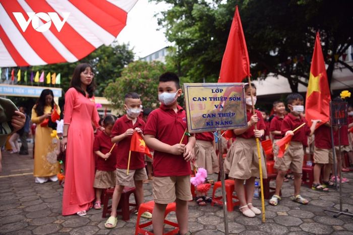 Học sinh Hà Nội rộn ràng đón lễ khai giảng sau 2 năm gián đoạn vì dịch Covid-19-16