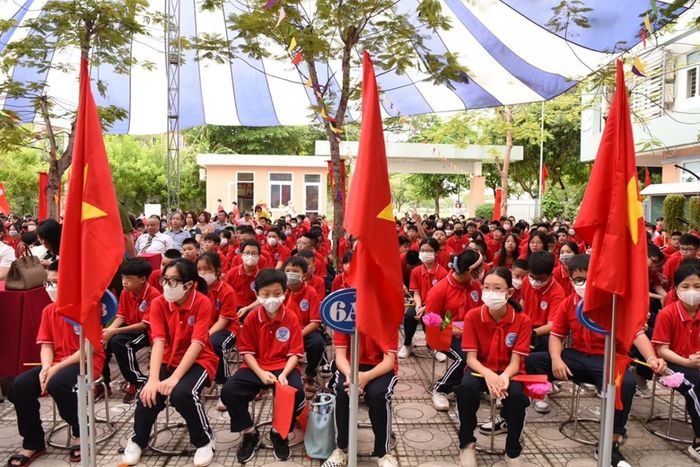 Học sinh Hà Nội rộn ràng đón lễ khai giảng sau 2 năm gián đoạn vì dịch Covid-19-19