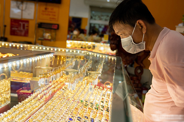 Bỏ vàng chơi chứng khoán, ôm mộng giàu to thành ôm hận-1