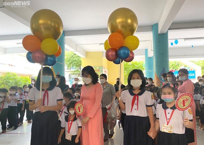 Học sinh mếu máo, ngáp ngắn ngáp dài trong ngày khai giảng năm học mới-26