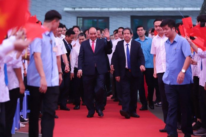 Học sinh mếu máo, ngáp ngắn ngáp dài trong ngày khai giảng năm học mới-12