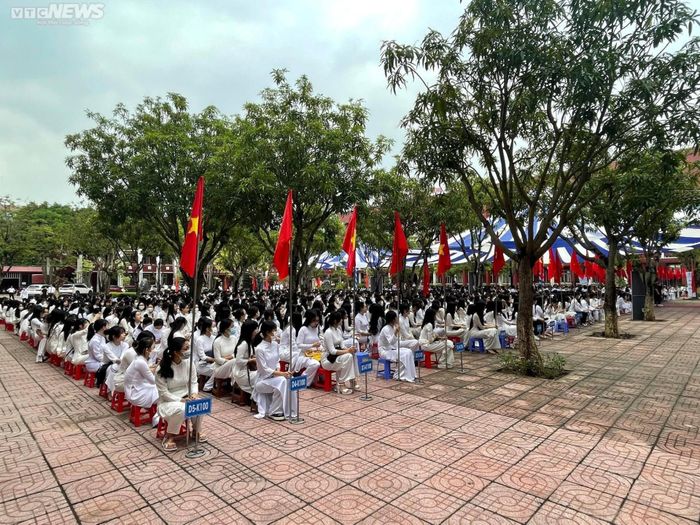 Học sinh mếu máo, ngáp ngắn ngáp dài trong ngày khai giảng năm học mới-20