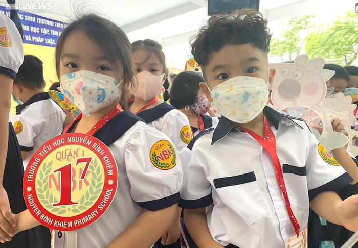 Học sinh mếu máo, ngáp ngắn ngáp dài trong ngày khai giảng năm học mới-22