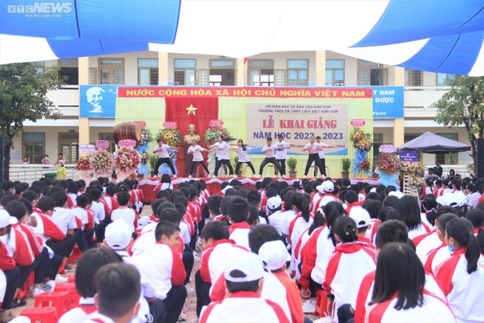 Học sinh mếu máo, ngáp ngắn ngáp dài trong ngày khai giảng năm học mới-19
