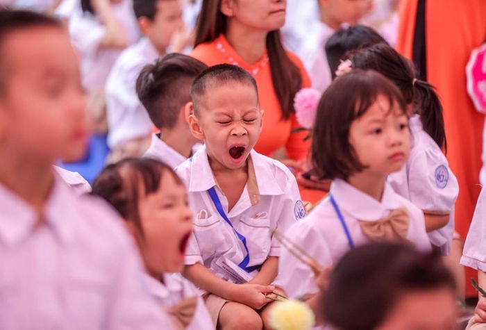 Học sinh mếu máo, ngáp ngắn ngáp dài trong ngày khai giảng năm học mới-3