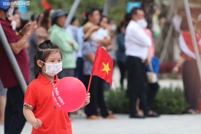 Học sinh mếu máo, ngáp ngắn ngáp dài trong ngày khai giảng năm học mới-17