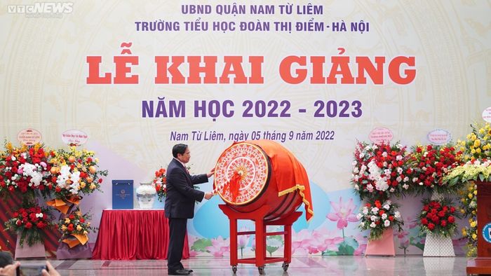 Học sinh mếu máo, ngáp ngắn ngáp dài trong ngày khai giảng năm học mới-10