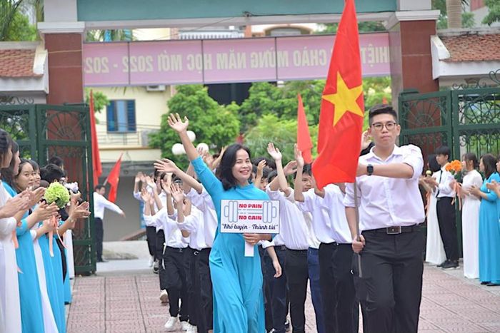 Học sinh mếu máo, ngáp ngắn ngáp dài trong ngày khai giảng năm học mới-13