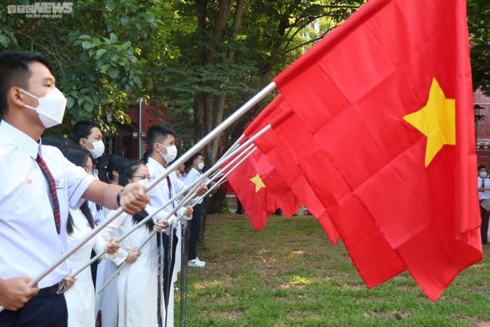 Học sinh mếu máo, ngáp ngắn ngáp dài trong ngày khai giảng năm học mới-21