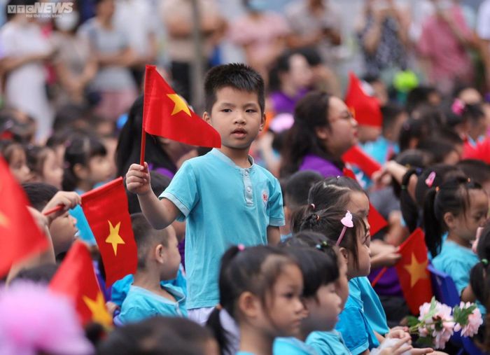 Học sinh mếu máo, ngáp ngắn ngáp dài trong ngày khai giảng năm học mới-6