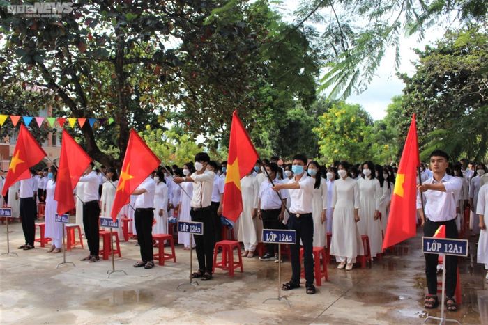 Học sinh mếu máo, ngáp ngắn ngáp dài trong ngày khai giảng năm học mới-18