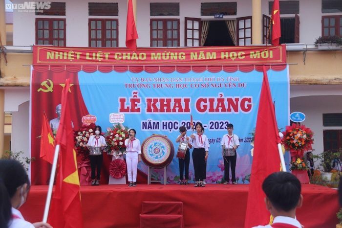 Học sinh mếu máo, ngáp ngắn ngáp dài trong ngày khai giảng năm học mới-16