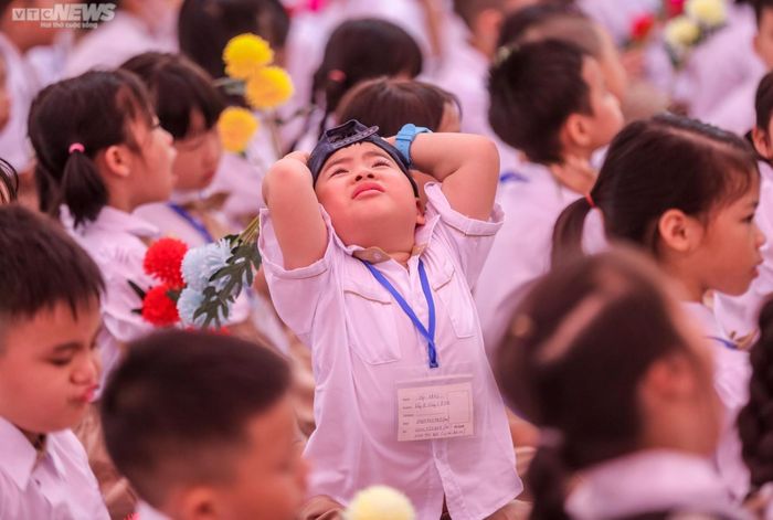 Học sinh mếu máo, ngáp ngắn ngáp dài trong ngày khai giảng năm học mới-4