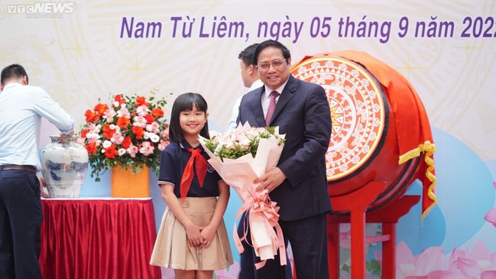 Học sinh mếu máo, ngáp ngắn ngáp dài trong ngày khai giảng năm học mới-11
