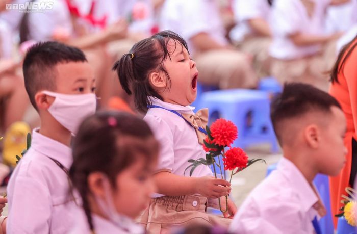 Học sinh mếu máo, ngáp ngắn ngáp dài trong ngày khai giảng năm học mới-5