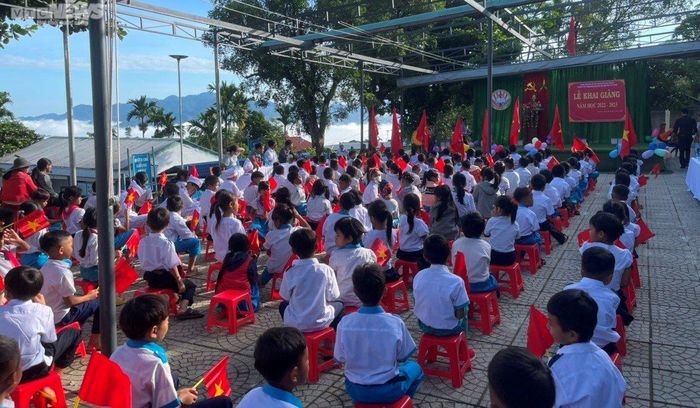 Học sinh mếu máo, ngáp ngắn ngáp dài trong ngày khai giảng năm học mới-14