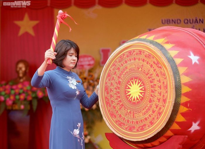 Học sinh mếu máo, ngáp ngắn ngáp dài trong ngày khai giảng năm học mới-2