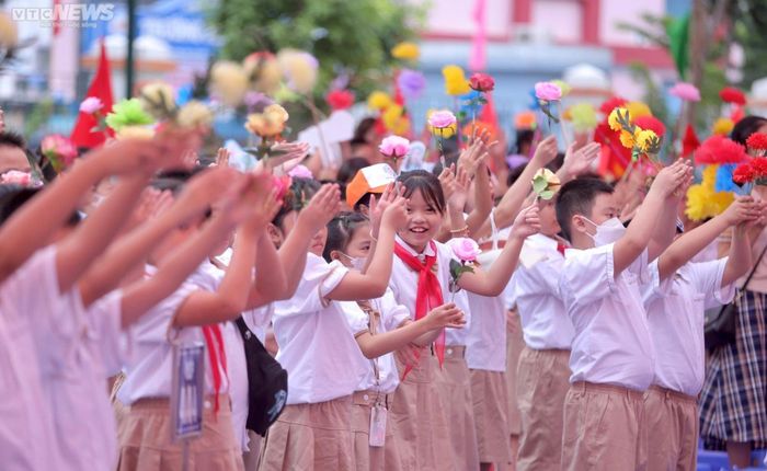 Học sinh mếu máo, ngáp ngắn ngáp dài trong ngày khai giảng năm học mới-1