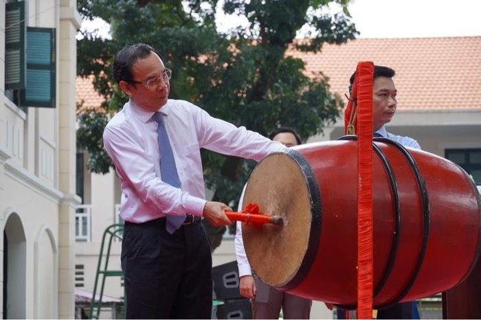 Học sinh mếu máo, ngáp ngắn ngáp dài trong ngày khai giảng năm học mới-27