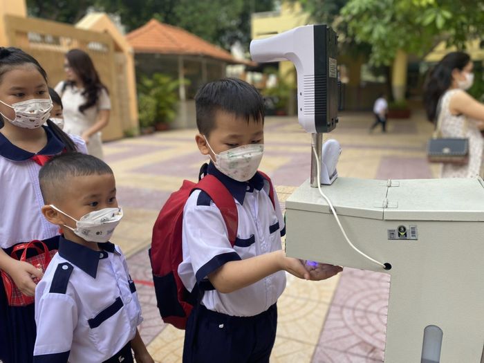 Học sinh mếu máo, ngáp ngắn ngáp dài trong ngày khai giảng năm học mới-25